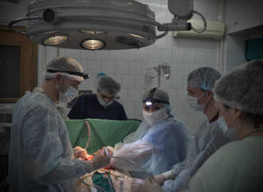 «Пациент даже шутил, а смотрим на КТ – в груди у него… снаряд»: в Белгородской области команда врачей в бронежилетах спасала жизнь раненому солдату